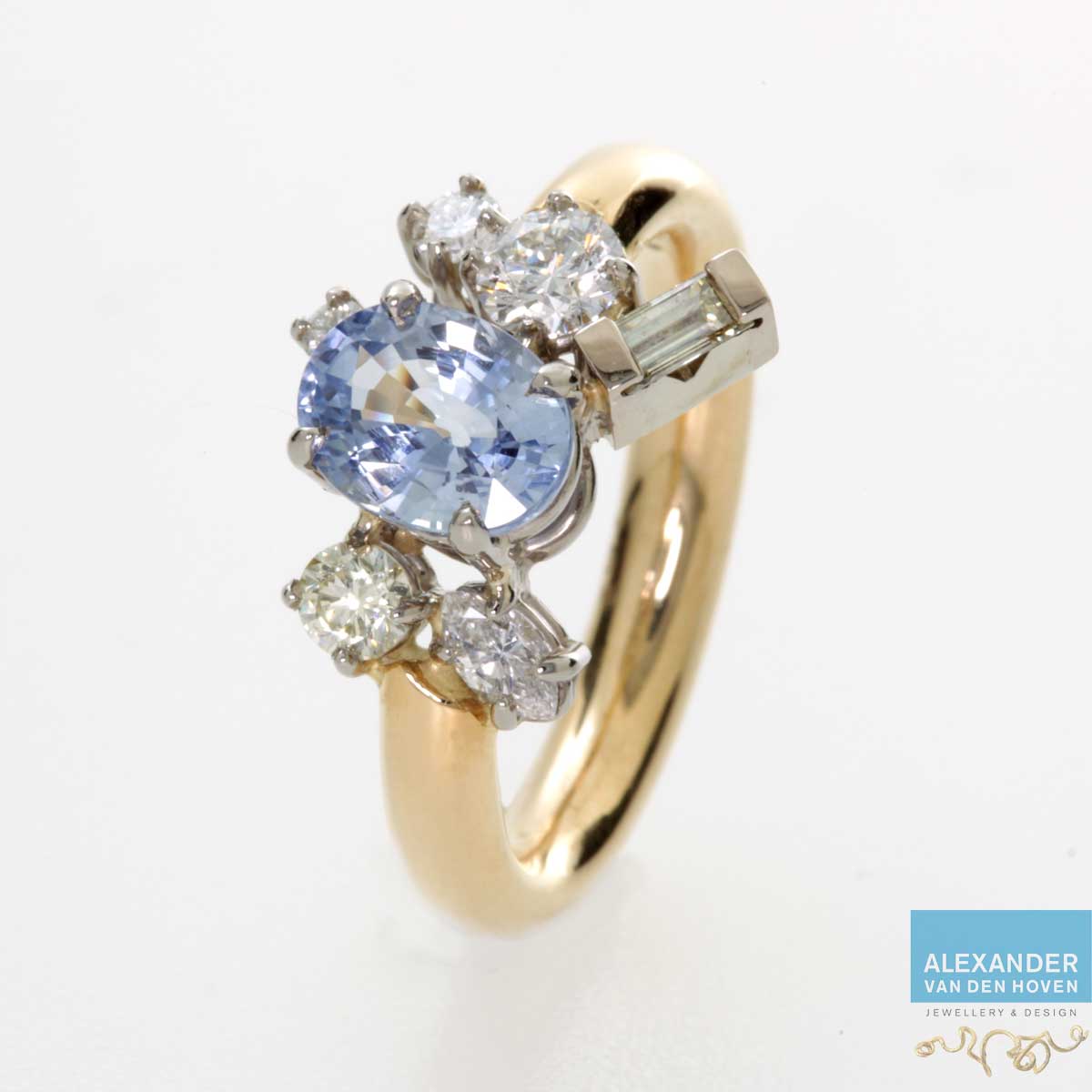 Gouden Fantasie Alliance ring met blauwe saffier en Diamanten