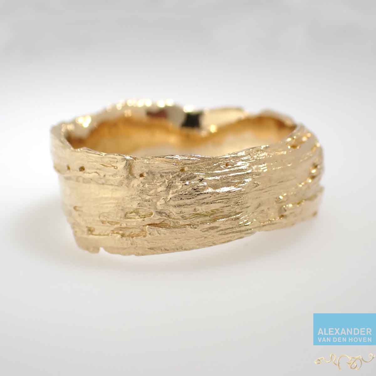 Geelgouden-grillige-ring-boomschors-18-karaat