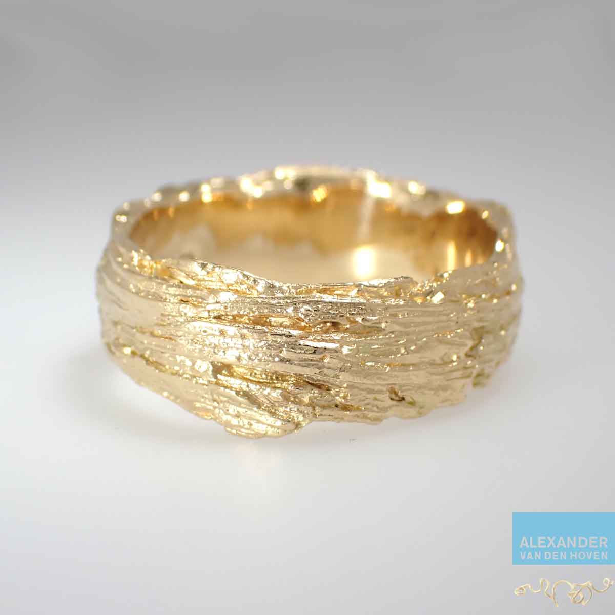 Geelgouden-grillige-ring-boomschors-18-karaats