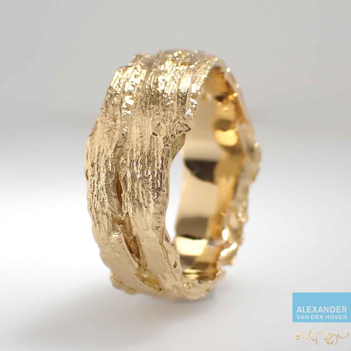 Geelgouden-grillige-ruw-ring-schors-18-karaats