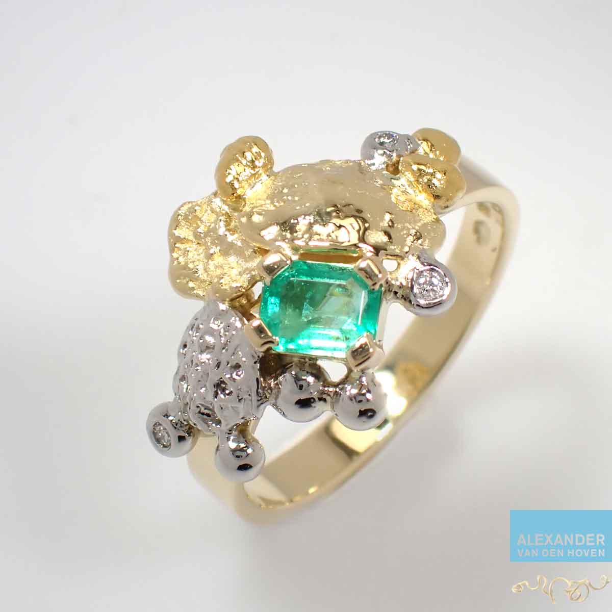 geelgouden-ring-met-smaragd-emeraude-slijpsel