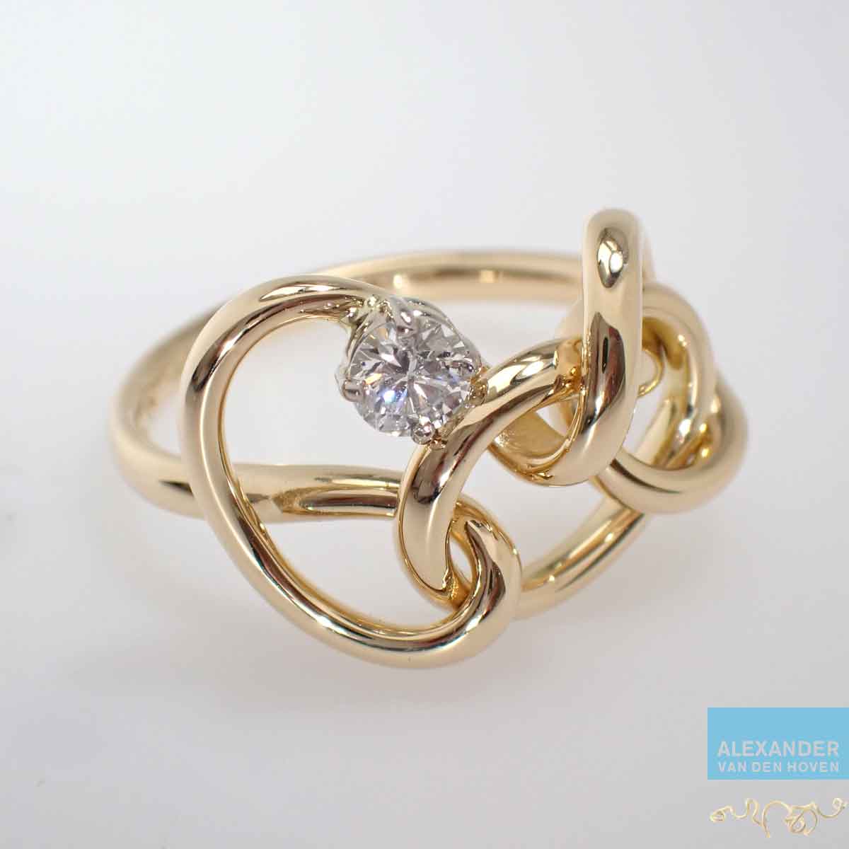 gouden-ring-krullen-vivianna-golvend-diamant