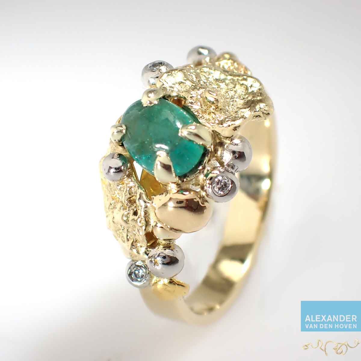grillige-gouden-ring-met-bolletjes-en-diamant-emerald